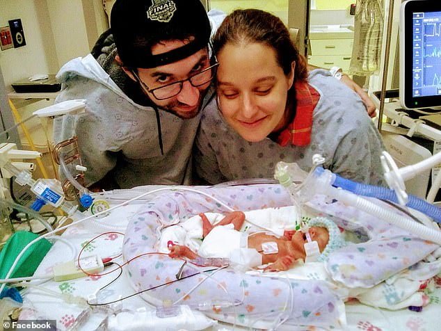S-a nascut "fara intestin" si i s-au dat 1 % sanse sa traiasca! Dupa 209 zile in spital, un miracol s-a intamplat! Cum arata baietelul acum | Demamici.ro