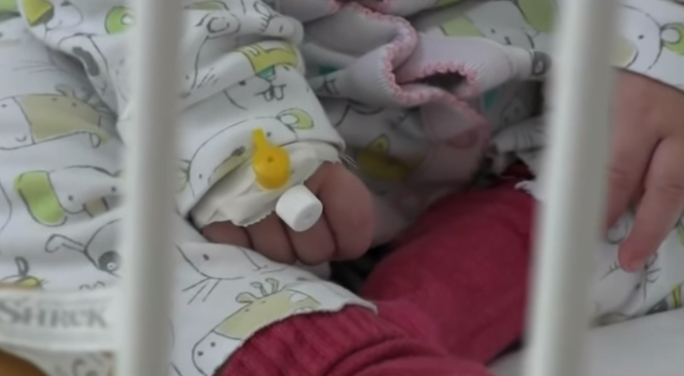 Atentie la viroze! Bebelusi bolnavi si mame chinuite, obligate sa doarma cu micutii in patuturi - imagini din spital | Demamici.ro