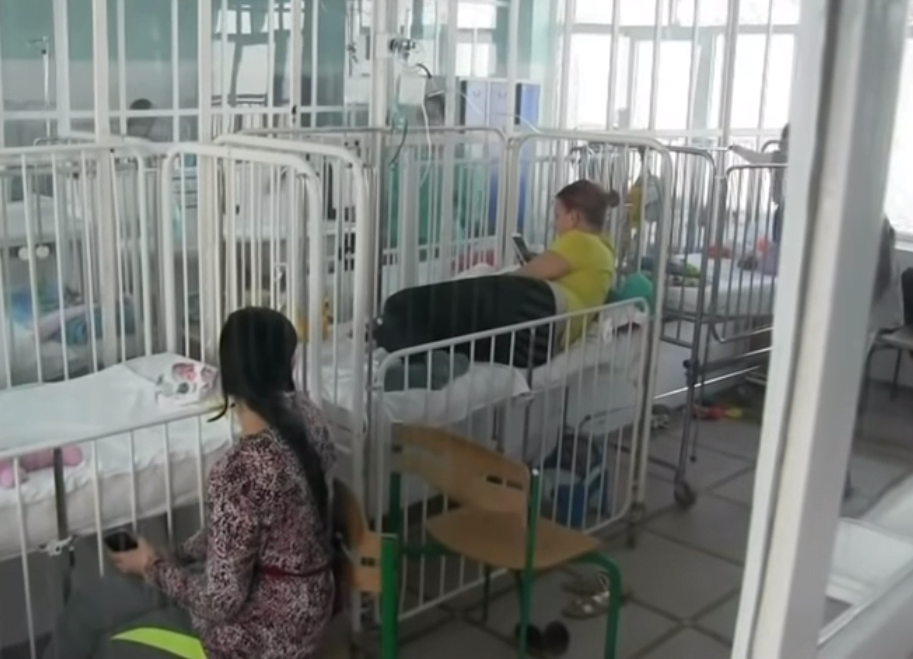 Atentie la viroze! Bebelusi bolnavi si mame chinuite, obligate sa doarma cu micutii in patuturi - imagini din spital | Demamici.ro