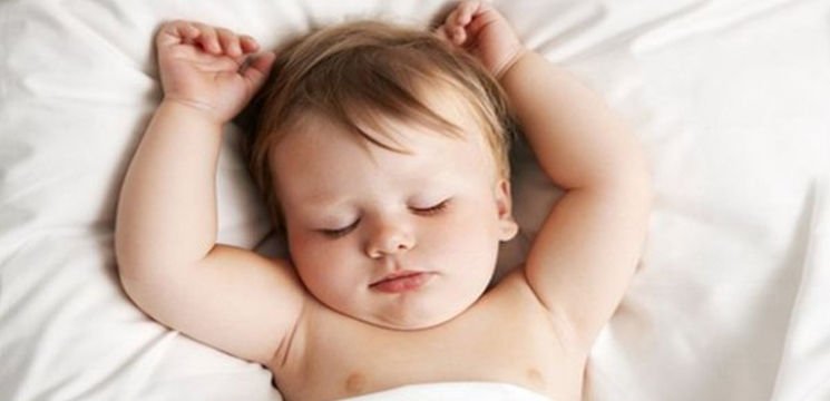 De ce nu e bine sa culcam bebelusii pe perna. De la ce varsta o putem introduce in somnul copiilor | Demamici.ro