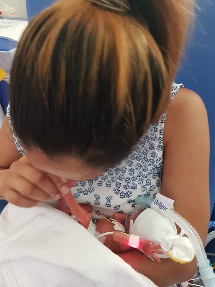 Sara Maria a venit pe lume la 27 de saptamani. Scrisoarea bebelusei de 474 g pentru mamica ei: "Era cat pe ce sa ajungem la Doamne-Doamne amandoua... " | Demamici.ro