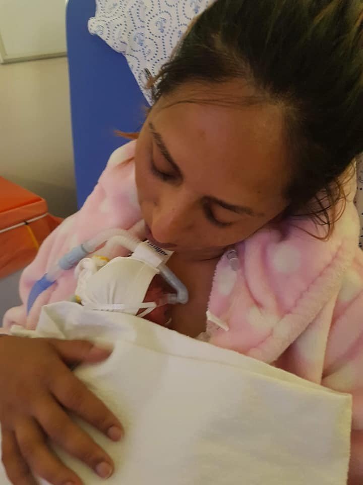 Sara Maria a venit pe lume la 27 de saptamani. Scrisoarea bebelusei de 474 g pentru mamica ei: "Era cat pe ce sa ajungem la Doamne-Doamne amandoua... " | Demamici.ro
